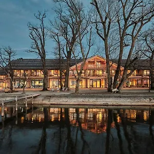 Chiemgauhof Lakeside Retreat Otel